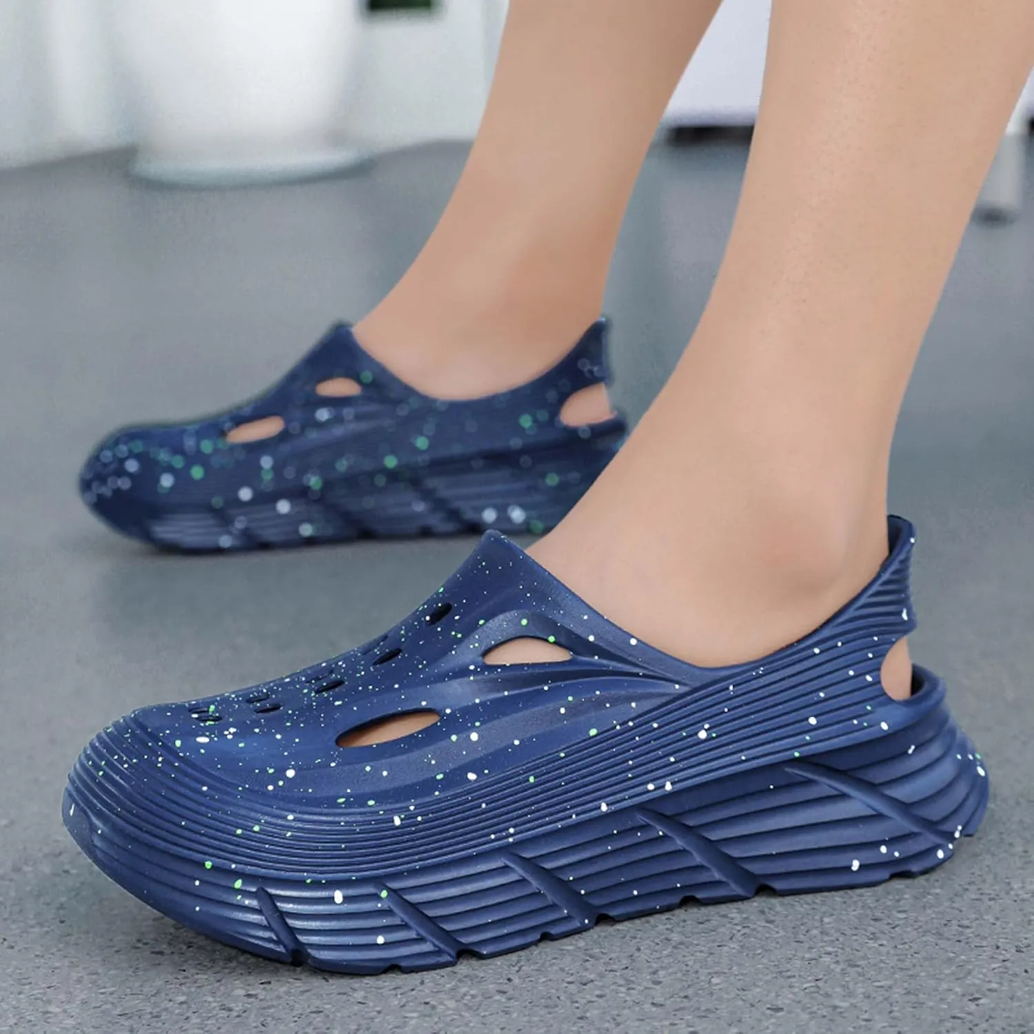 Men's hiking hole shoes, anti slip thick soled toe slippers, outdoor beach sandals